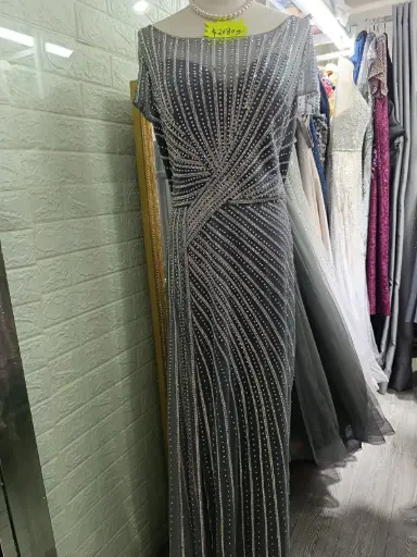 黑灰色珠繡晚禮服